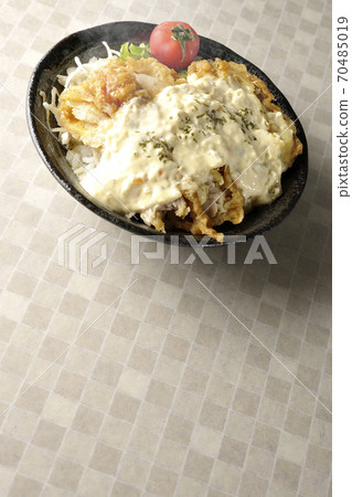 熱雞南半碗配上大量的塔塔醬和蔬菜，例如櫻桃番茄 70485019