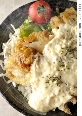 Hot chicken nanban bowl with plenty of tartar sauce with vegetables such as cherry tomatoes (overhead view) 70485133