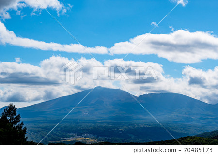 Mountain range of Mt. Asama seen from Tsumagoi Plateau in autumn b 70485173