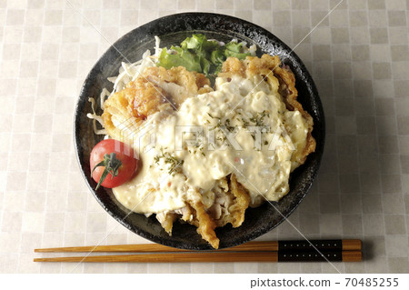 Hot chicken nanban bowl with plenty of tartar sauce and chopsticks (overhead view) with vegetables such as cherry tomatoes Hot chicken nanban bowl with plenty of tartar sauce and chopsticks (overhead view) with vegetables such as cherry tomatoes 70485255