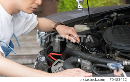 Man repairing a car 70485412