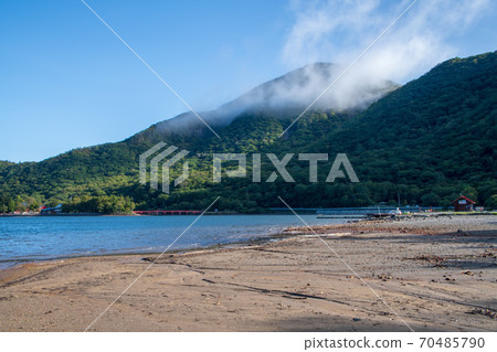 縣立赤城公園，從小岳赤木大沼湖的岸邊，朝著秋初的黑喜岳 70485790