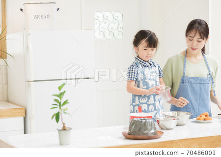 與父母和孩子一起製作糖果 70486001