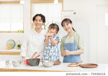 Parents and children making sweets 70486016