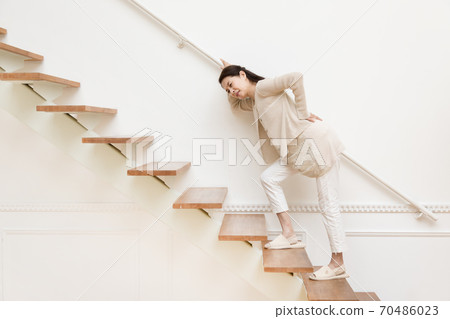 Senior low back pain Senior low back pain 70486023