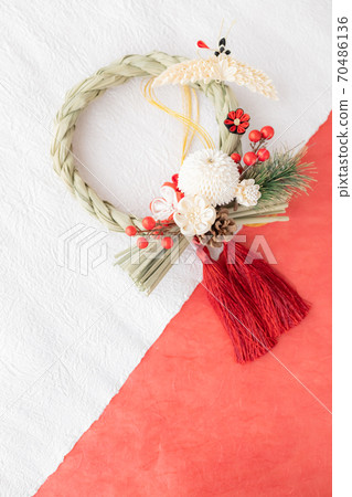 New Year's decoration Shimenawa decoration made of knob work 70486136