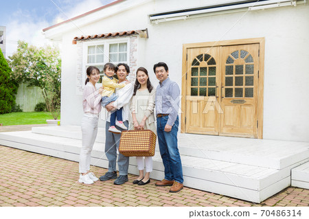 Three generations family 70486314