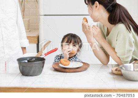 家長和孩子們製作糖果 家長和孩子們製作糖果 70487053