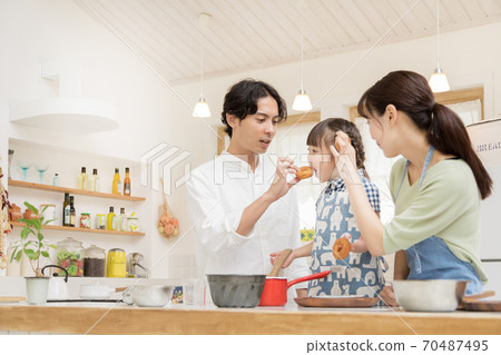 家長和孩子們製作糖果 家長和孩子們製作糖果 70487495