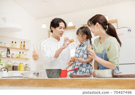 家長和孩子們製作糖果 家長和孩子們製作糖果 70487496