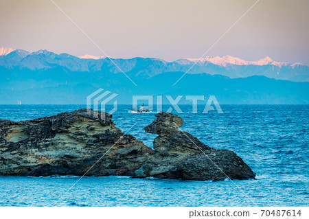 （靜岡縣）南阿爾卑斯山西海溫泉中的怪石和漁船 70487614