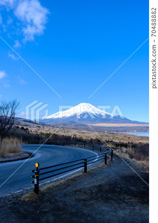 Mt. Fuji seen from the Yamanakako panoramic stand (winter) Mt. Fuji seen from the Yamanakako panoramic stand (winter) 70488882