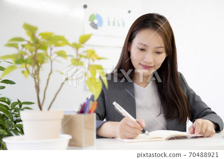 女人在工作上寫筆記 70488921
