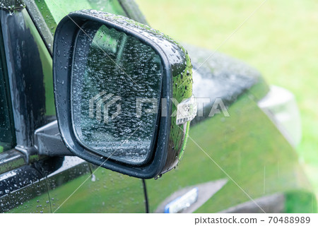 在雨中濕的汽車的後視鏡 在雨中濕的汽車的後視鏡 70488989