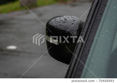 在雨中濕的汽車的後視鏡 70488993