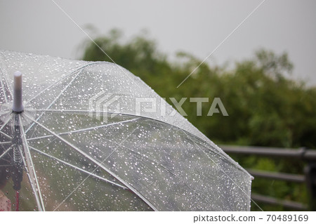 透明雨傘上的雨滴，雨天的風景 70489169