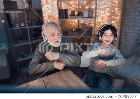People are listening to music in headphones  70489577
