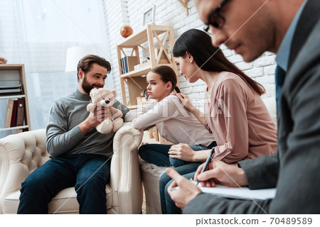 Dad strained to make peace with offended daughter. 70489589