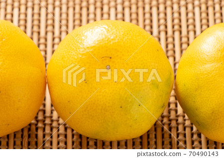 Mandarin oranges placed upside down. Mandarin oranges placed upside down. 70490143