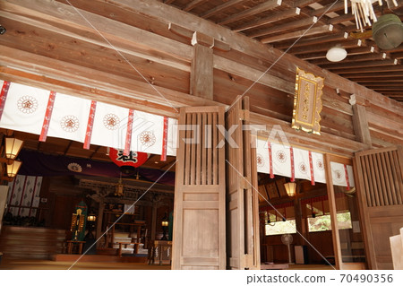 Golden snake shrine 70490356
