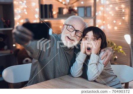 The grandson put his hands on his head and wonders 70490372