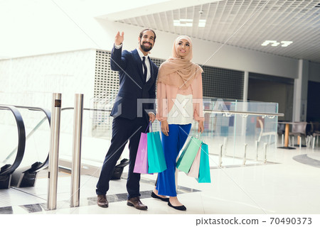 Young Arabian Couple Shopping in Modern Mall. 70490373