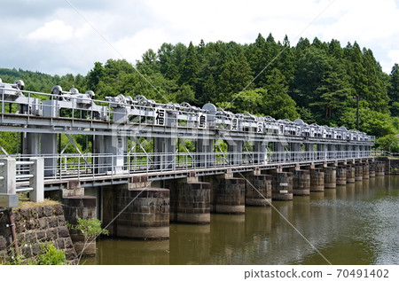 將水流入朝霞運河的十六橋閘門 將水流入朝霞運河的十六橋閘門 70491402