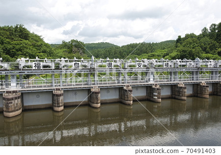 將水流入朝霞運河的十六橋閘門 將水流入朝霞運河的十六橋閘門 70491403