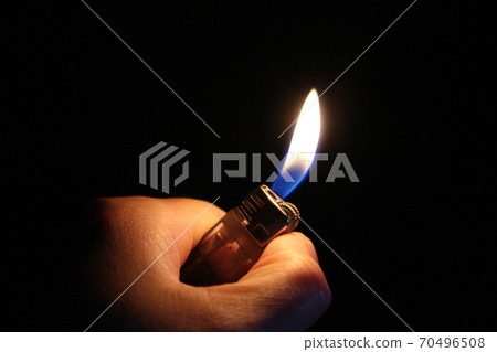Hands to light a lighter 70496508