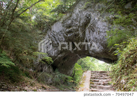 天然的石灰石大橋,橫跨著著名的帝雪河(帝雪峽) 天然的石灰石大橋,橫跨著著名的帝雪河(帝雪峽) 70497047