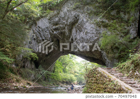Onbashi, a natural limestone bridge over the valley of the Taishaku River (Taishaku Gorge) 70497048