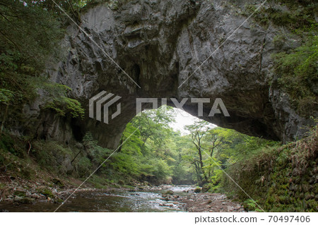 天然的石灰石大橋,橫跨著著名的帝雪河(帝雪峽) 天然的石灰石大橋,橫跨著著名的帝雪河(帝雪峽) 70497406
