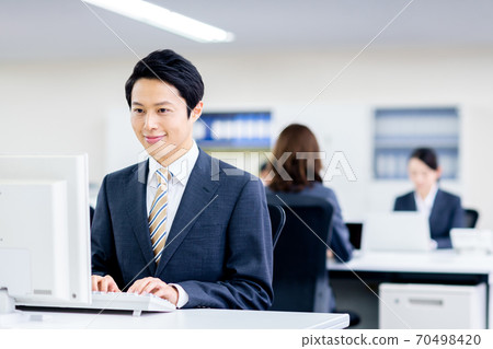 在辦公室工作的商人 在辦公室工作的商人 70498420
