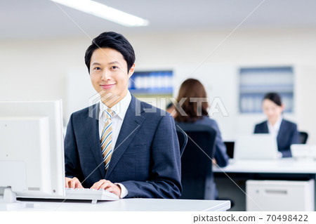 在辦公室工作的商人 在辦公室工作的商人 70498422