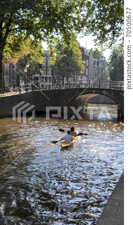 人們在夏天在阿姆斯特丹運河上劃獨木舟 70500677