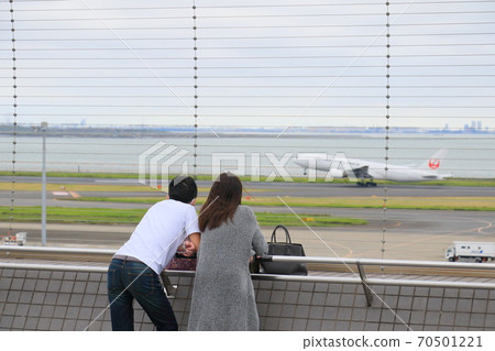 一對夫婦看著飛機起飛,男人和女人,後視圖 一對夫婦看著飛機起飛,男人和女人,後視圖 70501221