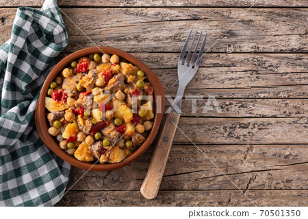 Ropa vieja food in bowl on wooden table Ropa vieja food in bowl on wooden table 70501350