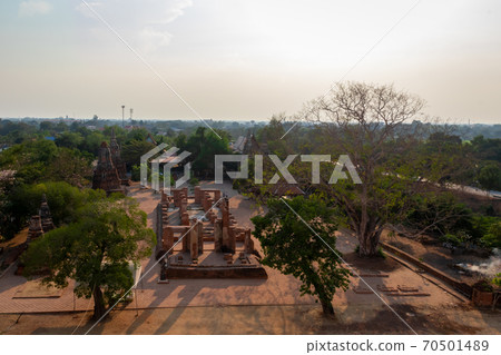 三佛塔和藍藍的天空，在背景中，如在大城府，泰國掃管Sun普萊斯桑比特 70501489