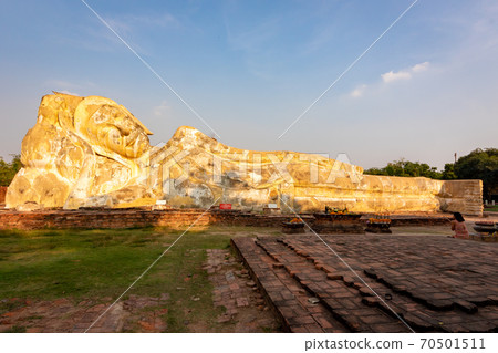 三佛塔和藍藍的天空，在背景中，如在大城府，泰國掃管Sun普萊斯桑比特 70501511