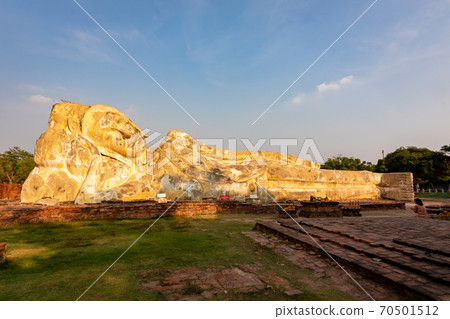 三佛塔和藍藍的天空，在背景中，如在大城府，泰國掃管Sun普萊斯桑比特 70501512