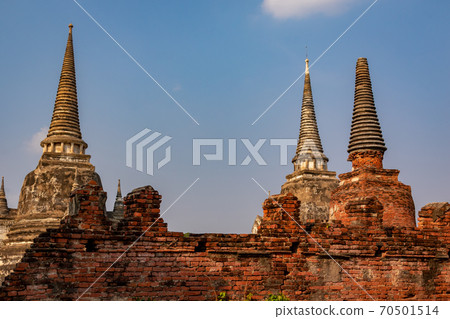 三佛塔和藍藍的天空,在背景中,如在大城府,泰國掃管Sun普萊斯桑比特 三佛塔和藍藍的天空,在背景中,如在大城府,泰國掃管Sun普萊斯桑比特 70501514