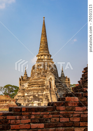 三佛塔和藍藍的天空，在背景中，如在大城府，泰國掃管Sun普萊斯桑比特 70501515