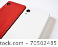 紅色和白色智能手機背景白色 70502485