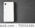 白色智能手機背景黑色 70502486