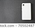 白色智能手機背景黑色 70502487