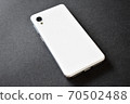 白色智能手機背景黑色 70502488