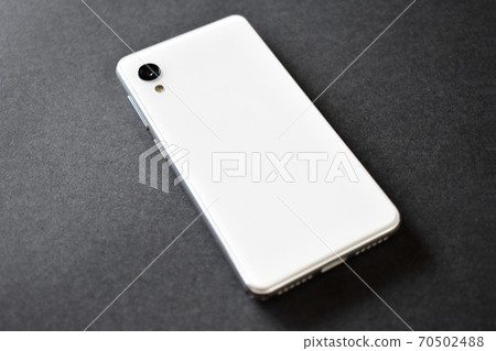 白色智能手機背景黑色 70502488