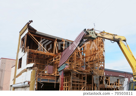 House demolition work House demolition work 70503811