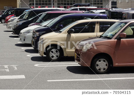 設有大型室外停車場 70504315