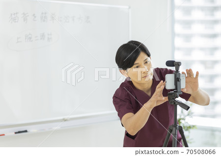 Manipulative man who shoots a video 70508066